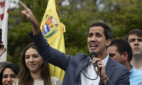 “Tổng thống lâm thời” Venezuela bị cấm rời nước, đóng băng tài sản