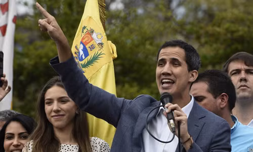 “Tổng thống lâm thời” Venezuela bị cấm rời nước, đóng băng tài sản