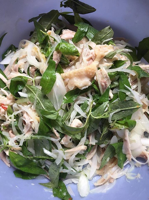 Bí quyết làm món nộm gà xé lạ miệng, ăn hết ý