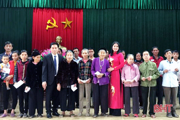 Kiều bào Đức trao 50 triệu đồng cho đối tượng chính sách, hoàn cảnh khó khăn ở Hà Tĩnh