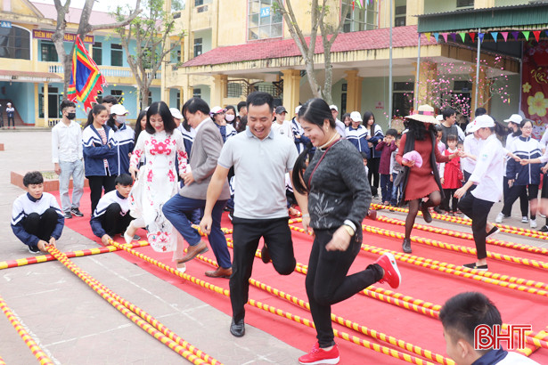 Ấn tượng lễ hội du xuân ở Trường THPT Nguyễn Du