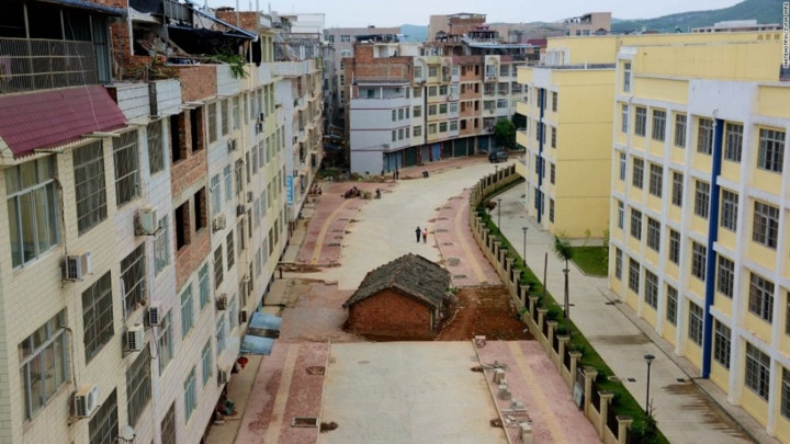 ảnh: kỳ lạ những ngôi nhà 4 mặt tiền Kỳ lạ những ngôi nhà 4 mặt tiền “mọc” giữa cao tốc ở Trung Quốc