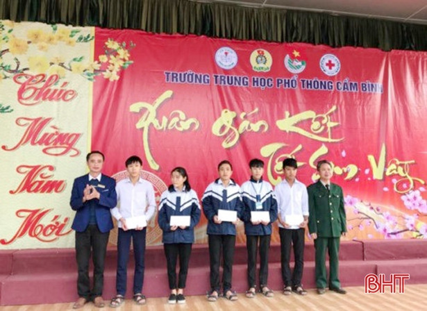 Trường THPT Cẩm Bình trao 140 suất quà cho học sinh nghèo vượt khó