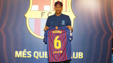 Tân binh 19 tuổi của Barca tiếp quản áo số 6 huyền thoại của Xavi