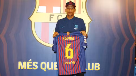 Tân binh 19 tuổi của Barca tiếp quản áo số 6 huyền thoại của Xavi