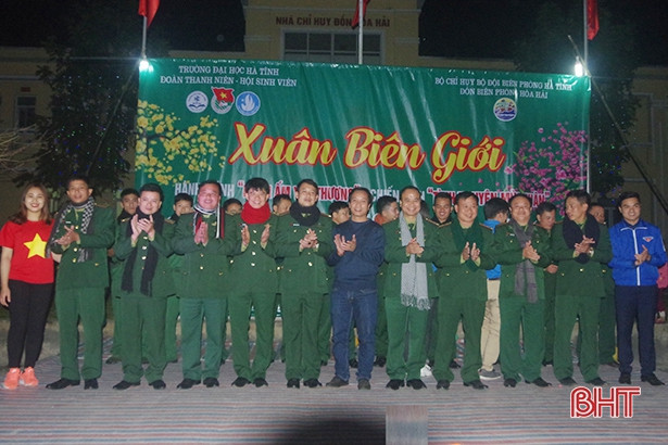 “Xuân biên giới” ấm tình quân dân