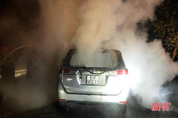 Đậu ô tô bên đường để ngủ, bất ngờ xe bốc cháy, 3 người thoát nạn