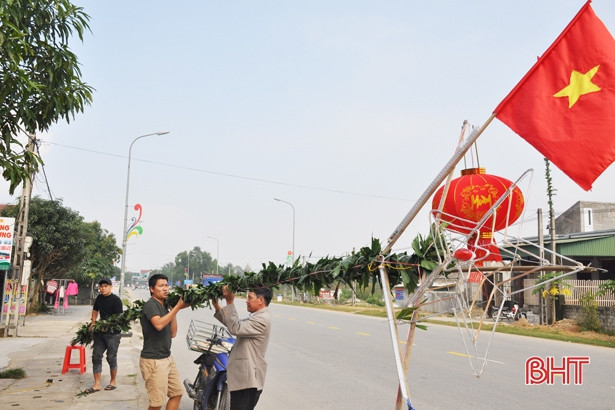 Người dân Hà Tĩnh háo hức dựng nêu đón Tết