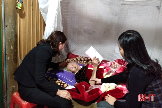 Hội Phụ nữ Hà Tĩnh tại Đức trao 30 suất quà Tết cho phụ nữ nghèo quê hương