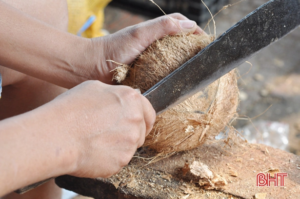 Tách vỏ dừa ngày Tết - “làm dăm bữa, ăn cả tháng”...