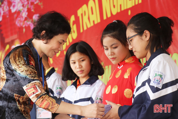 Ấn tượng lễ hội du xuân ở Trường THPT Nguyễn Du