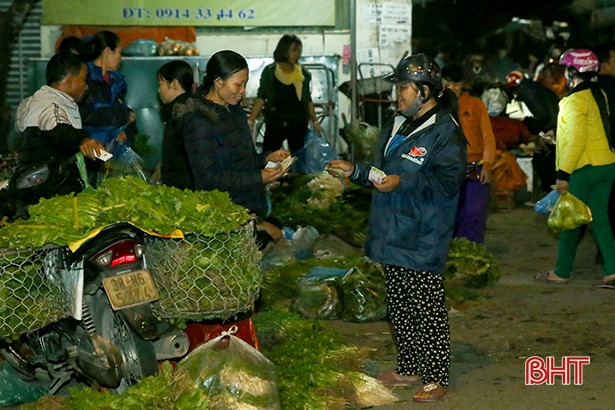 “Đêm trắng” ở chợ đầu mối Hà Tĩnh ngày áp Tết