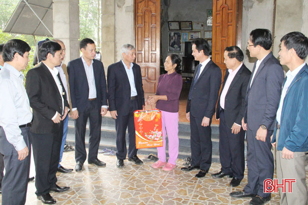 Lãnh đạo tỉnh chúc tết đối tượng chính sách, hộ nghèo