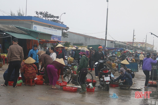 Hối hả những ngày cuối năm ở cảng cá Cửa Sót