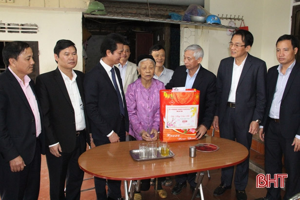 Lãnh đạo tỉnh chúc tết đối tượng chính sách, hộ nghèo