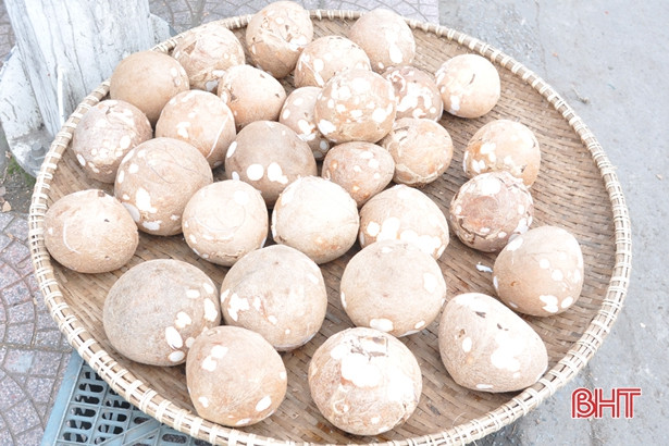 Tách vỏ dừa ngày Tết - “làm dăm bữa, ăn cả tháng”...