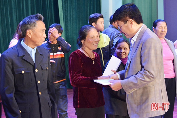 Thị xã Hồng Lĩnh trao 377 suất quà dịp Tết Kỷ Hợi