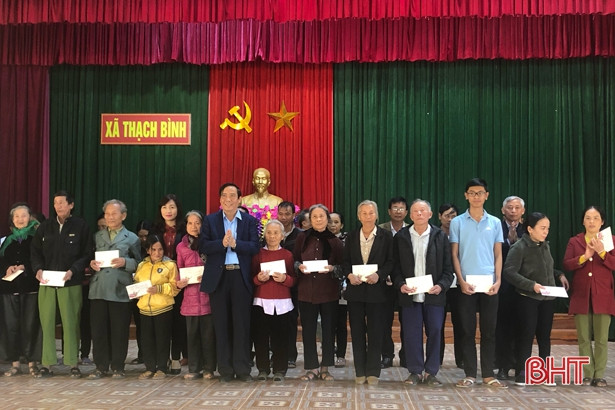 Phó trưởng Ban Tổ chức Trung ương Nguyễn Thanh Bình tặng quà Tết tại Hà Tĩnh