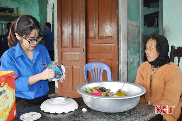 Ấm áp bữa cơm tất niên bên mẹ liệt sỹ