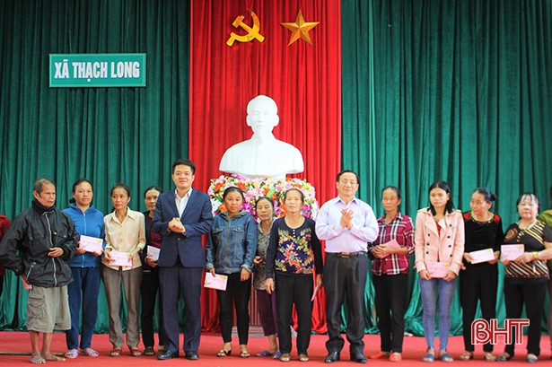 Bí thư Tỉnh ủy Lê Đình Sơn trao quà cho hộ nghèo Thạch Hà