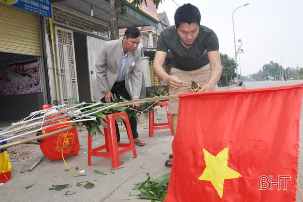 Người dân Hà Tĩnh háo hức dựng nêu đón Tết