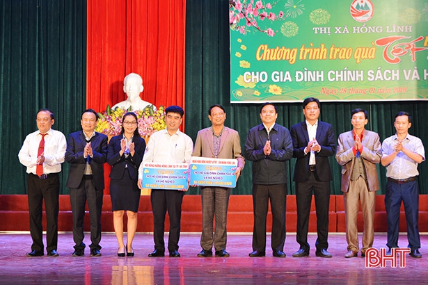 Thị xã Hồng Lĩnh trao 377 suất quà dịp Tết Kỷ Hợi