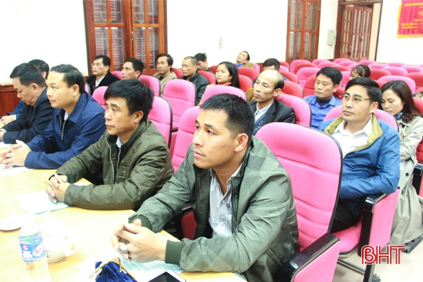 Hơn 1.000 lái xe tải ký cam kết chấp hành nghiêm pháp luật ATGT