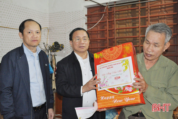 Bí thư Tỉnh ủy chúc tết gia đình chính sách, người có công TP Hà Tĩnh