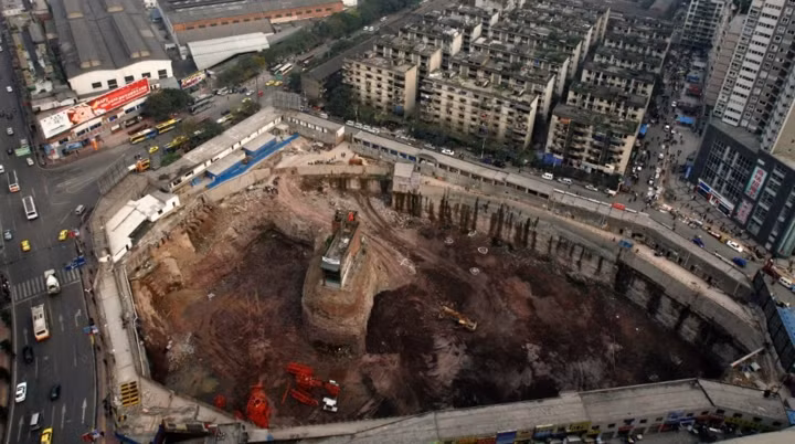 Kỳ lạ những ngôi nhà 4 mặt tiền “mọc” giữa cao tốc ở Trung Quốc