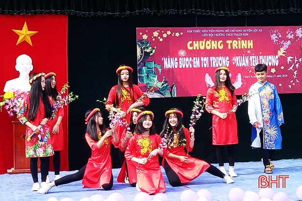 “Nâng bước em đến trường - Xuân yêu thương”