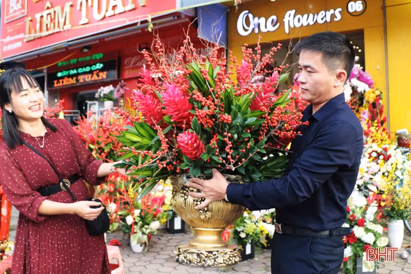 Cận tết, đào đông đỏ, mai Mỹ hàng chục triệu được “săn đón” ở Hà Tĩnh