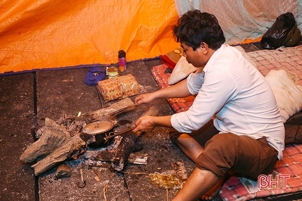 Trắng đêm canh giữ sắc xuân