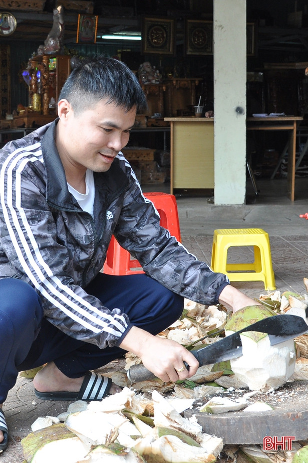 Tách vỏ dừa ngày Tết - “làm dăm bữa, ăn cả tháng”...