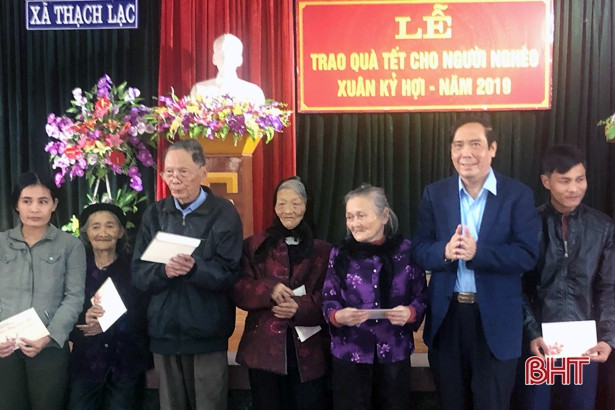 Lãnh đạo tỉnh chúc tết đối tượng chính sách, hộ nghèo