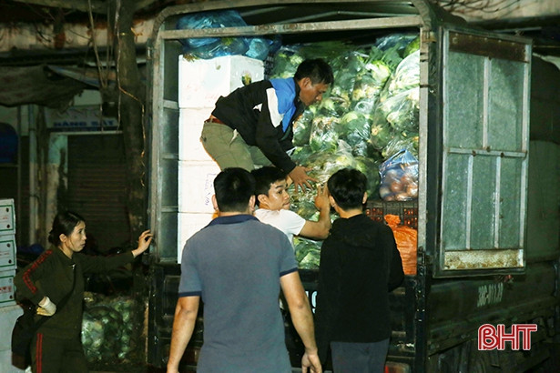“Đêm trắng” ở chợ đầu mối Hà Tĩnh ngày áp Tết