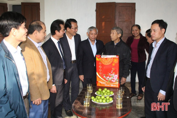 Lãnh đạo tỉnh chúc tết đối tượng chính sách, hộ nghèo