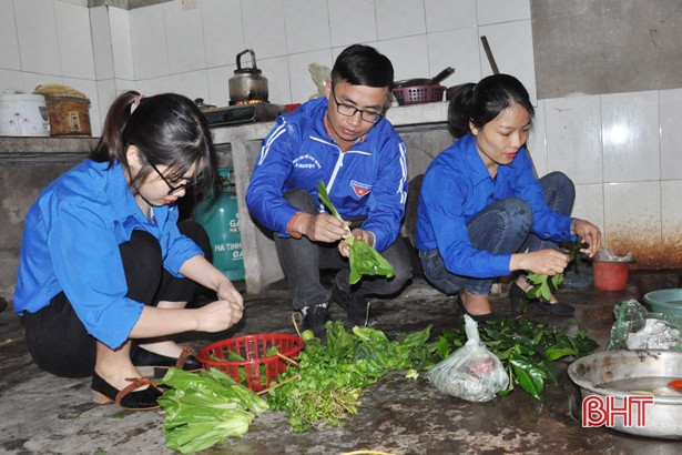 Ấm áp bữa cơm tất niên bên mẹ liệt sỹ