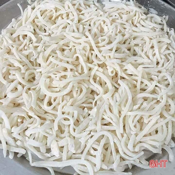 Tách vỏ dừa ngày Tết - “làm dăm bữa, ăn cả tháng”...