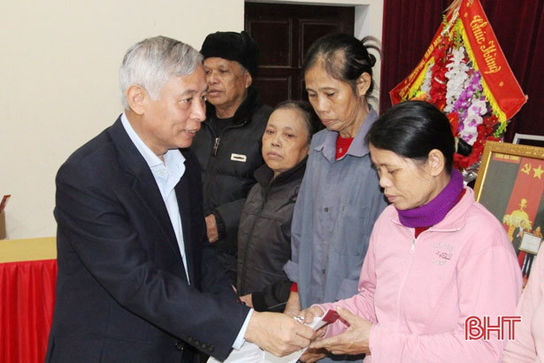 Thăm hỏi gia đình có người thân mất tích trong vụ chìm thuyền ở cửa Nhượng ảnh 3 Thăm hỏi gia đình có người thân mất tích trong vụ chìm thuyền ở cửa Nhượng