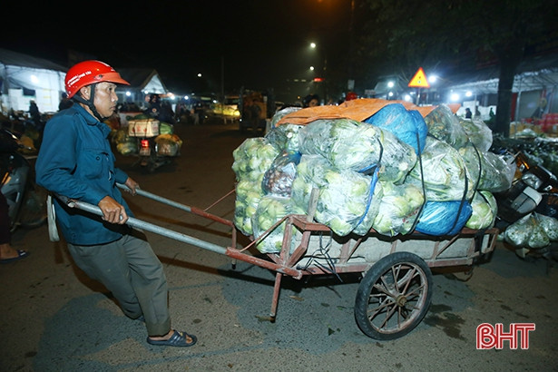 “Đêm trắng” ở chợ đầu mối Hà Tĩnh ngày áp Tết