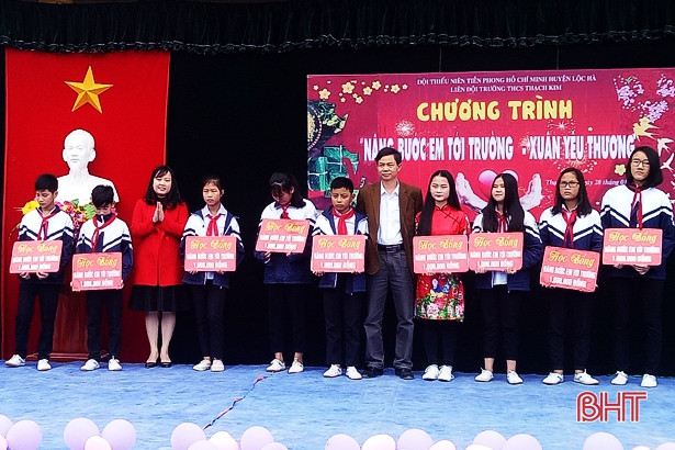 “Nâng bước em đến trường - Xuân yêu thương”