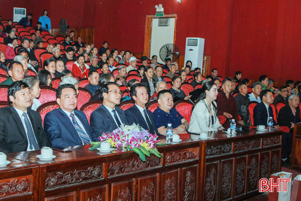 Trao 300 suất quà Tết cho người nghèo huyện Nghi Xuân