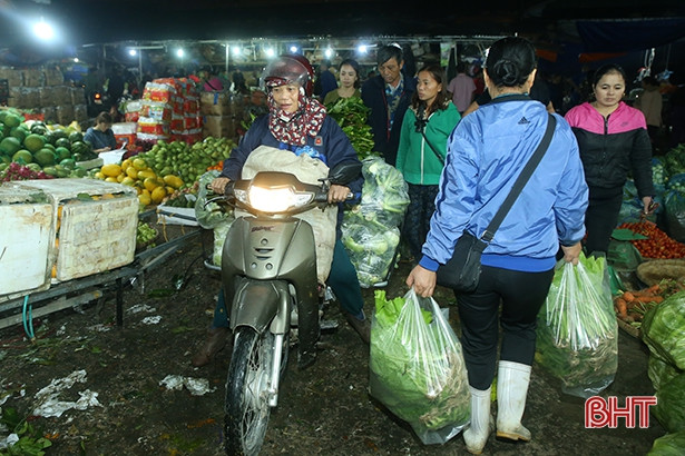 “Đêm trắng” ở chợ đầu mối Hà Tĩnh ngày áp Tết
