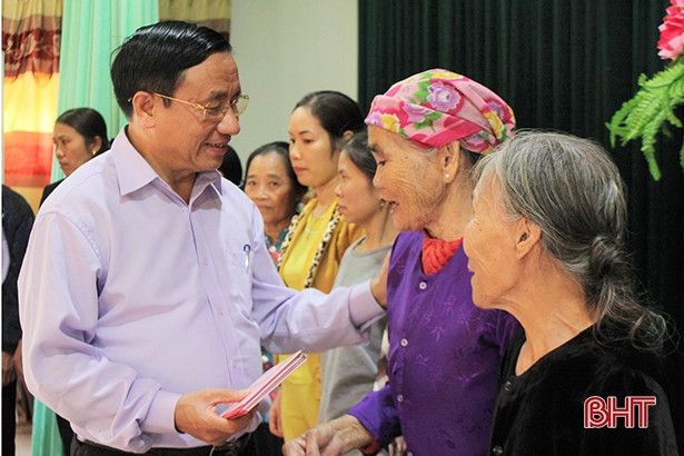 Bí thư Tỉnh ủy Lê Đình Sơn trao quà cho hộ nghèo Thạch Hà
