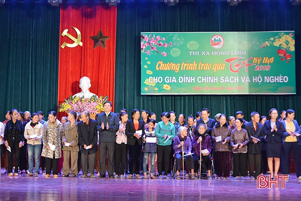 Thị xã Hồng Lĩnh trao 377 suất quà dịp Tết Kỷ Hợi