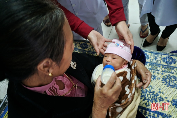 Bé gái sơ sinh bị bỏ rơi tại Bệnh viện đa khoa Thạch Hà