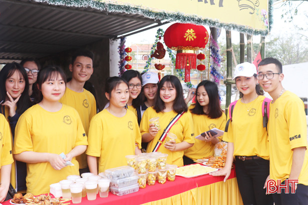 Ấn tượng lễ hội du xuân ở Trường THPT Nguyễn Du