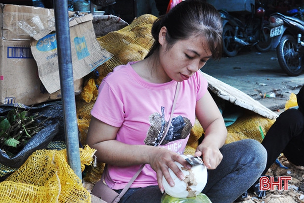 Tách vỏ dừa ngày Tết - “làm dăm bữa, ăn cả tháng”...
