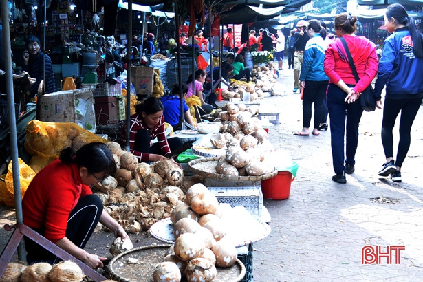 Tách vỏ dừa ngày Tết - “làm dăm bữa, ăn cả tháng”...