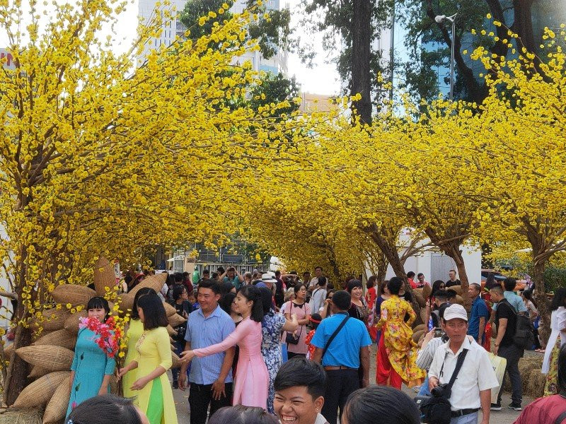 Đi vui chơi, thăm bạn bè ngày Tết vẫn thú vị hơn là ngồi lướt Facebook vô định - Ảnh: H.Đ Tết rồi, hãy bớt “yêu” Facebook đi nhé!